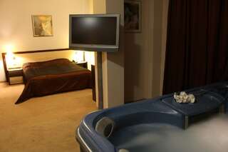 Отель Business Hotel Premier Велико-Тырново Люкс с сауной и гидромассажной ванной — Бесплатная парковка-2