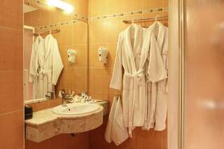 Отель Business Hotel Premier Велико-Тырново Люкс с сауной и гидромассажной ванной — Бесплатная парковка-3