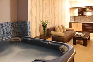 Отель Business Hotel Premier Велико-Тырново Люкс с сауной и гидромассажной ванной — Бесплатная парковка-1